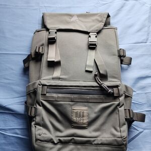 TOPO DESIGNS ROVER PACK TECH GRAY IS USED IN EXCELLENT CONDITION